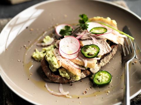 Avokadotoast med rökt stör